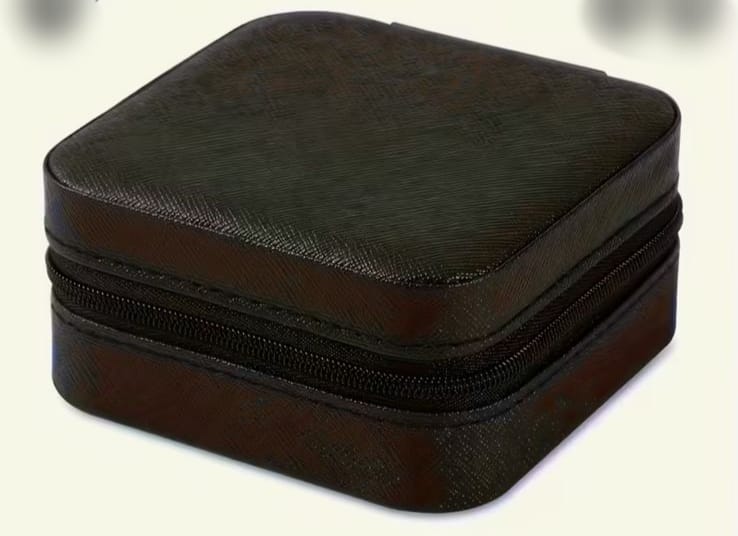 Chic & Compact: Leather Jewelry Organizer Box for Stylish Travelers