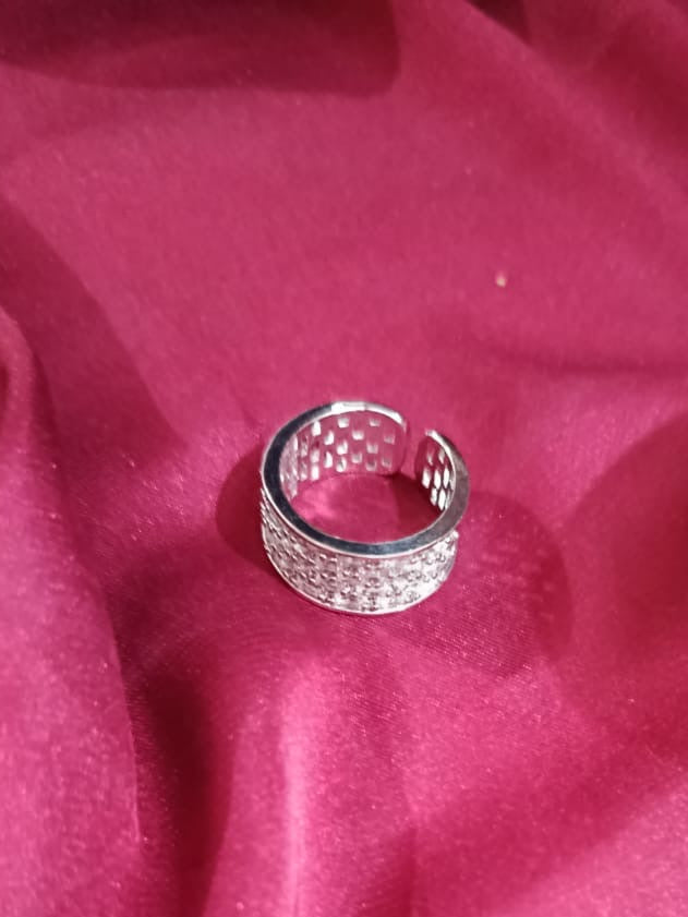 Elegant 925 Silver Adjustable Band Ring with Sparkling Zirconia Finish