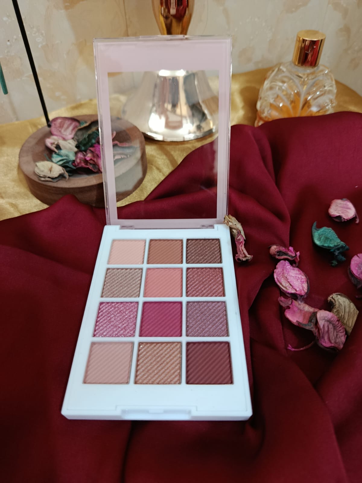 Luxurious 12-Color Eye Palette – Versatile Beauty in Every Shade