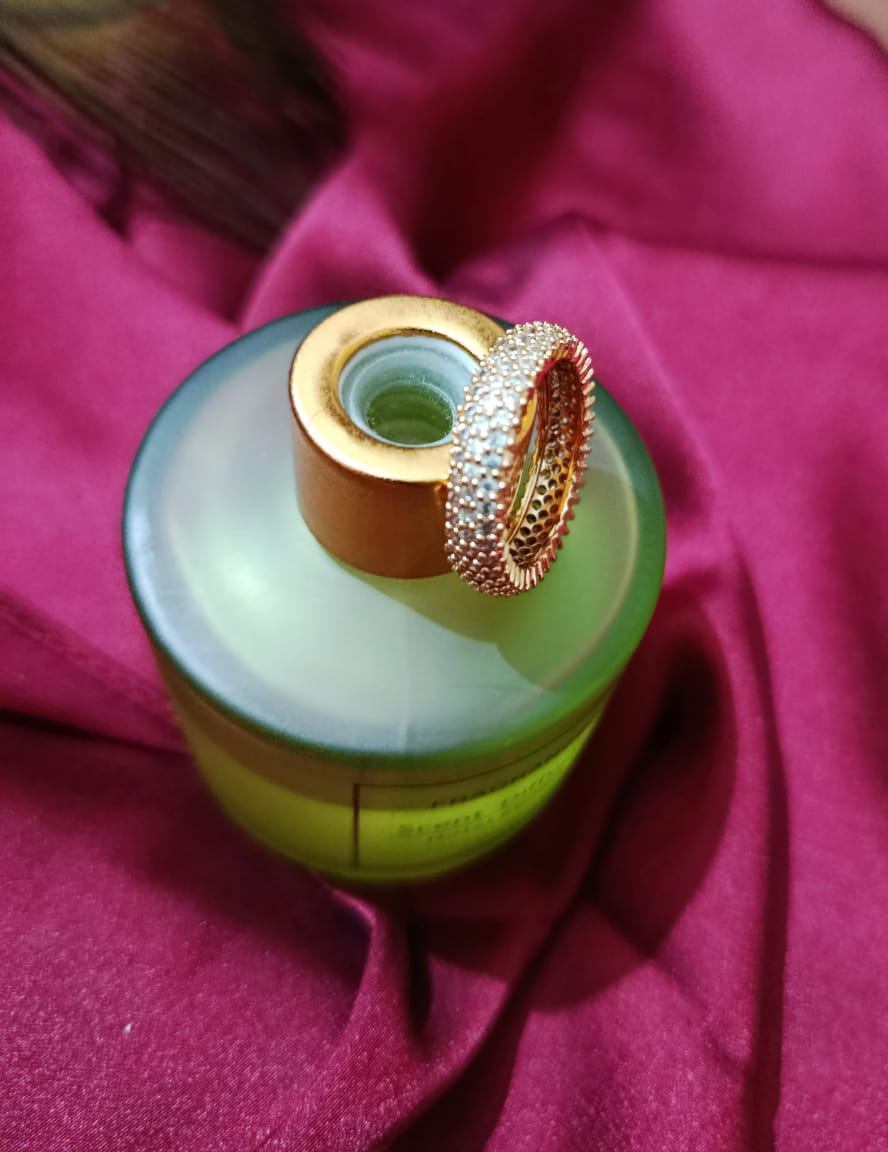 Elegant and Modern Spiral Zirconia Band