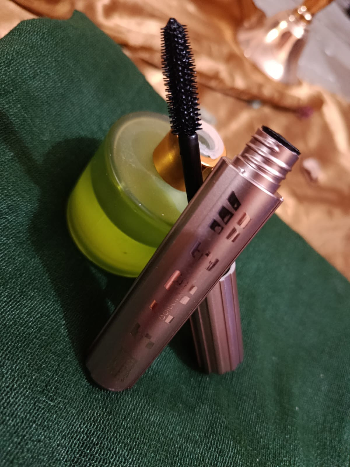 Extreme Volumizing Mascara – Waterproof & Long-Lasting