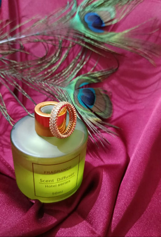 Elegant and Modern Spiral Zirconia Band