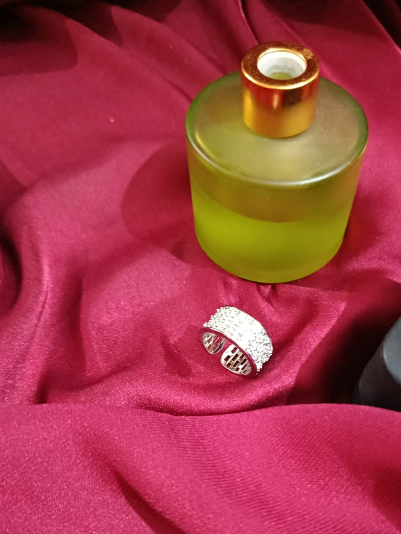 Elegant 925 Silver Adjustable Band Ring with Sparkling Zirconia Finish