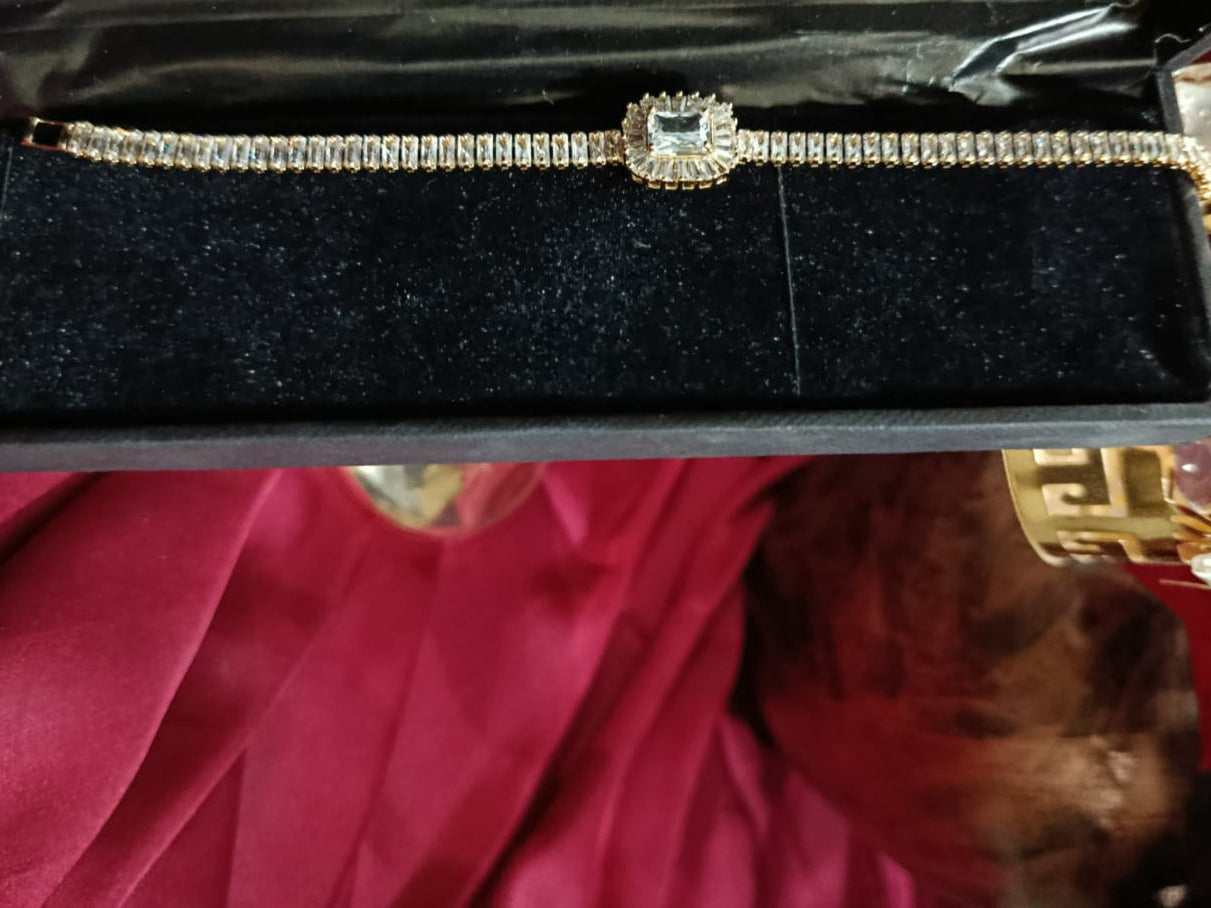 Elegant Vintage Style Square Cut Golden-Tone 1ct Moissanite Bracelet