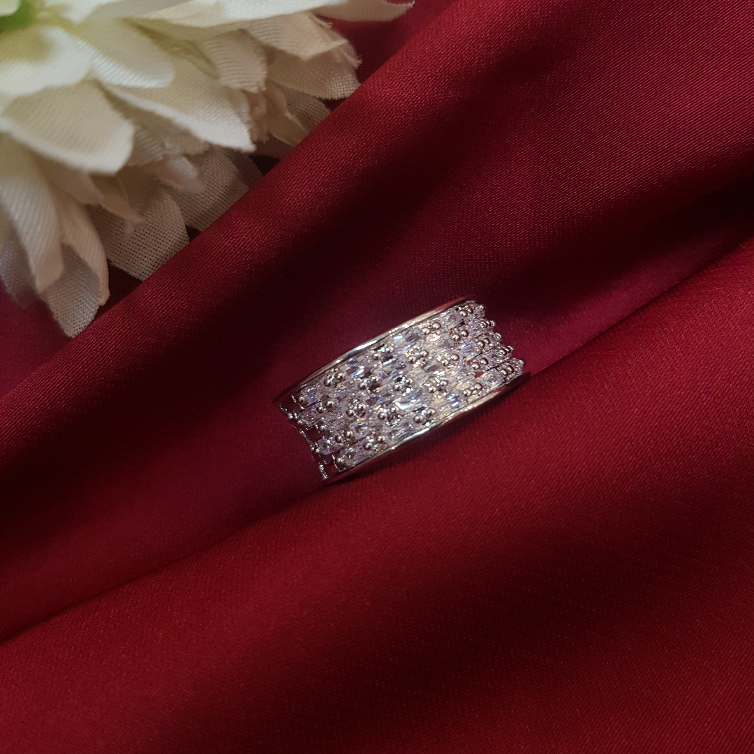 Elegant 925 Silver Adjustable Band Ring with Sparkling Zirconia Finish