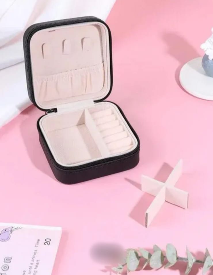 Chic & Compact: Leather Jewelry Organizer Box for Stylish Travelers
