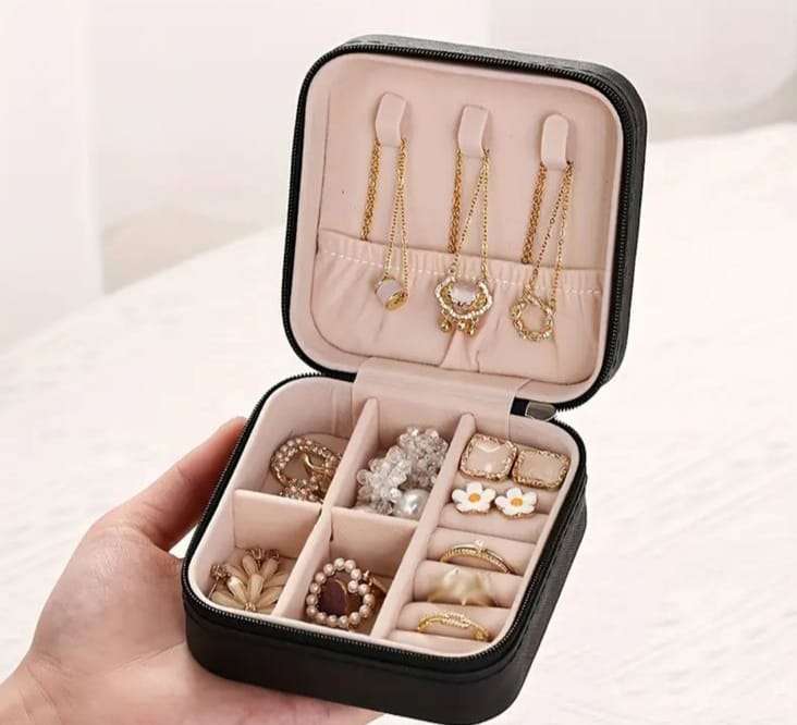 Chic & Compact: Leather Jewelry Organizer Box for Stylish Travelers
