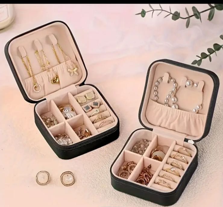 Chic & Compact: Leather Jewelry Organizer Box for Stylish Travelers
