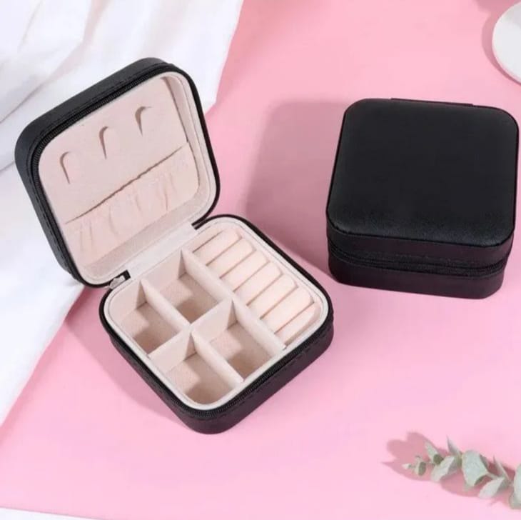 Chic & Compact: Leather Jewelry Organizer Box for Stylish Travelers