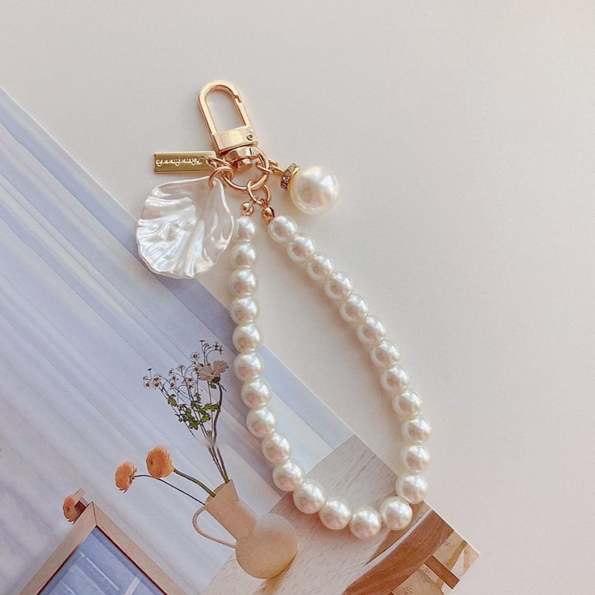 Elegant White Shell Pearl Keychain
