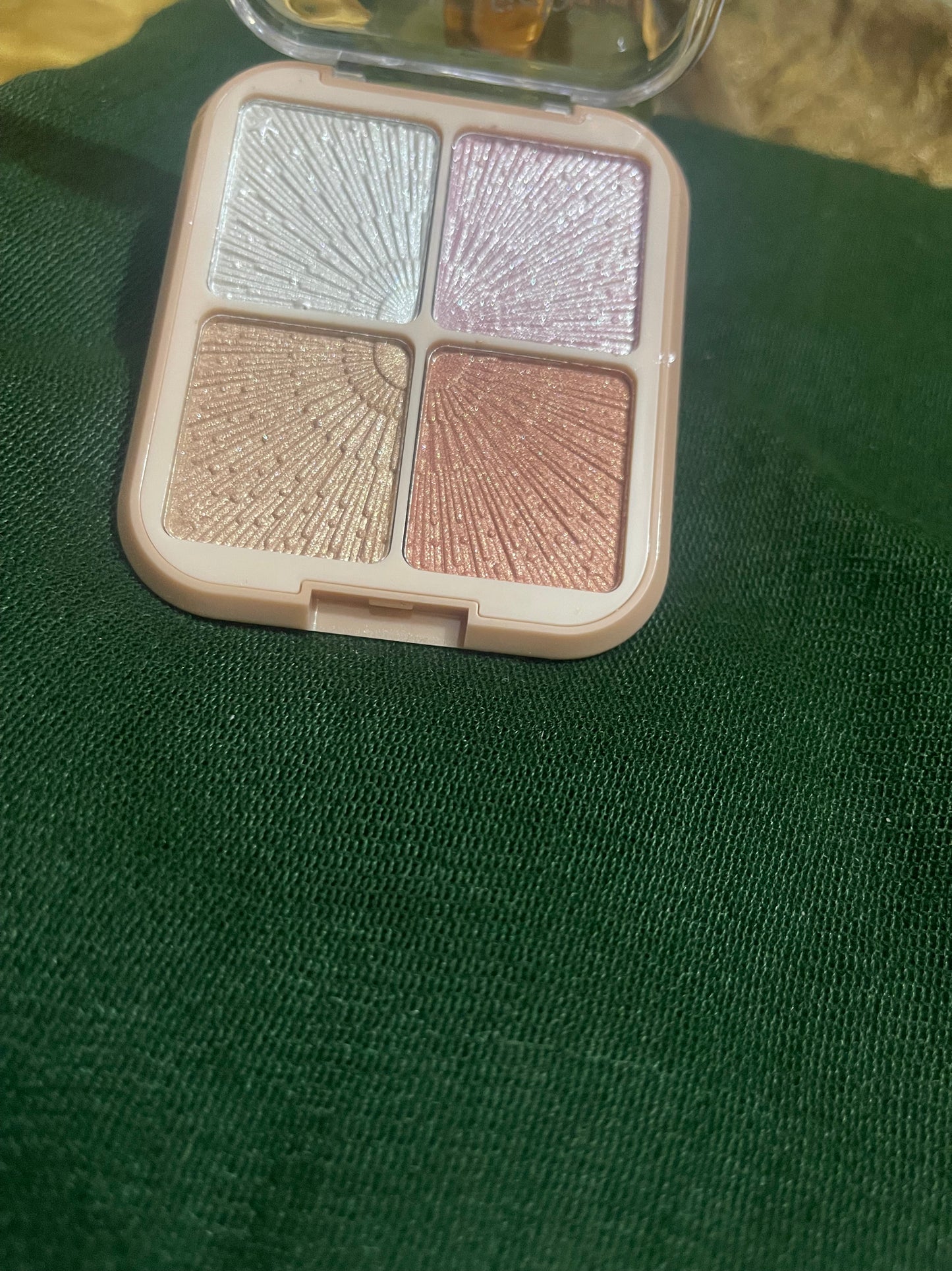4-in-1 Compact Highlighter & Blush Palette – Glow, Sculpt & Shine