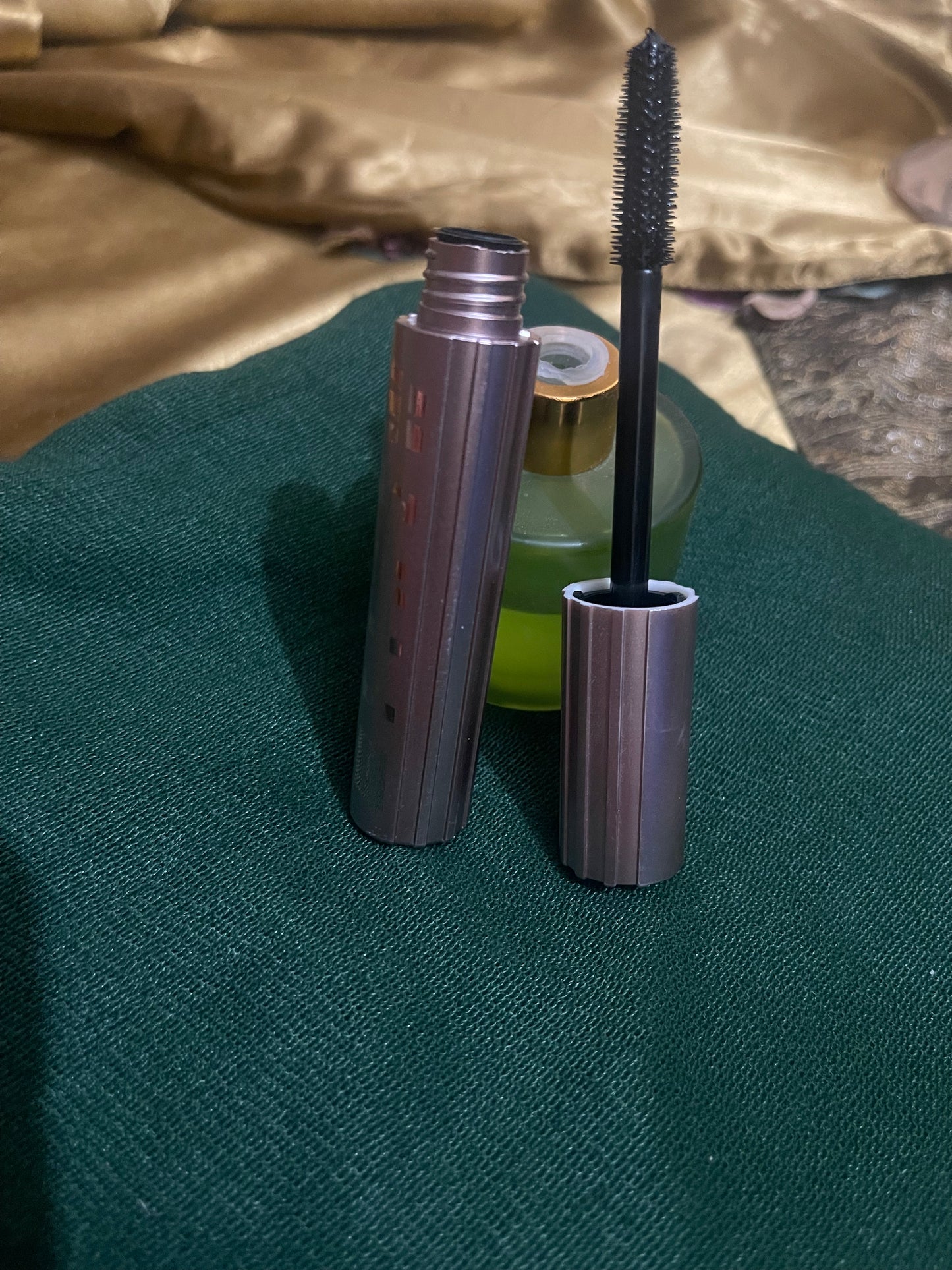 Extreme Volumizing Mascara – Waterproof & Long-Lasting