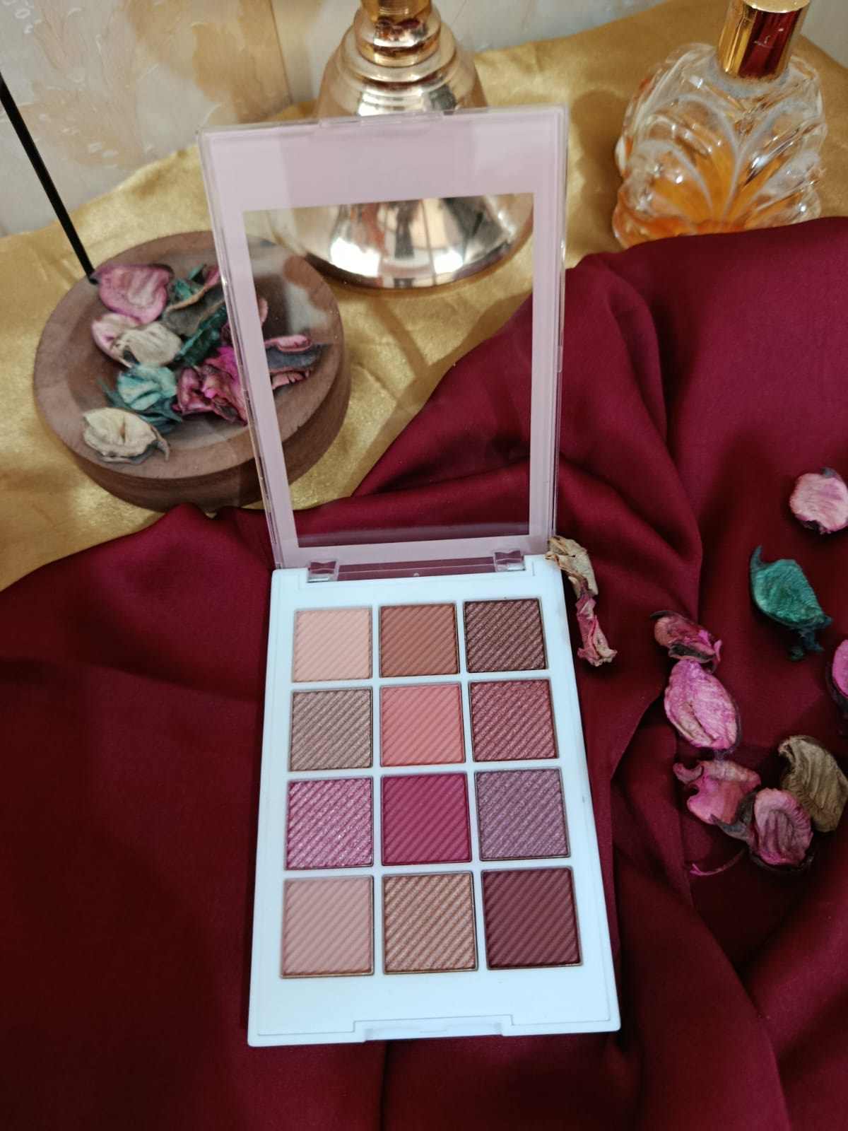 Luxurious 12-Color Eye Palette – Versatile Beauty in Every Shade