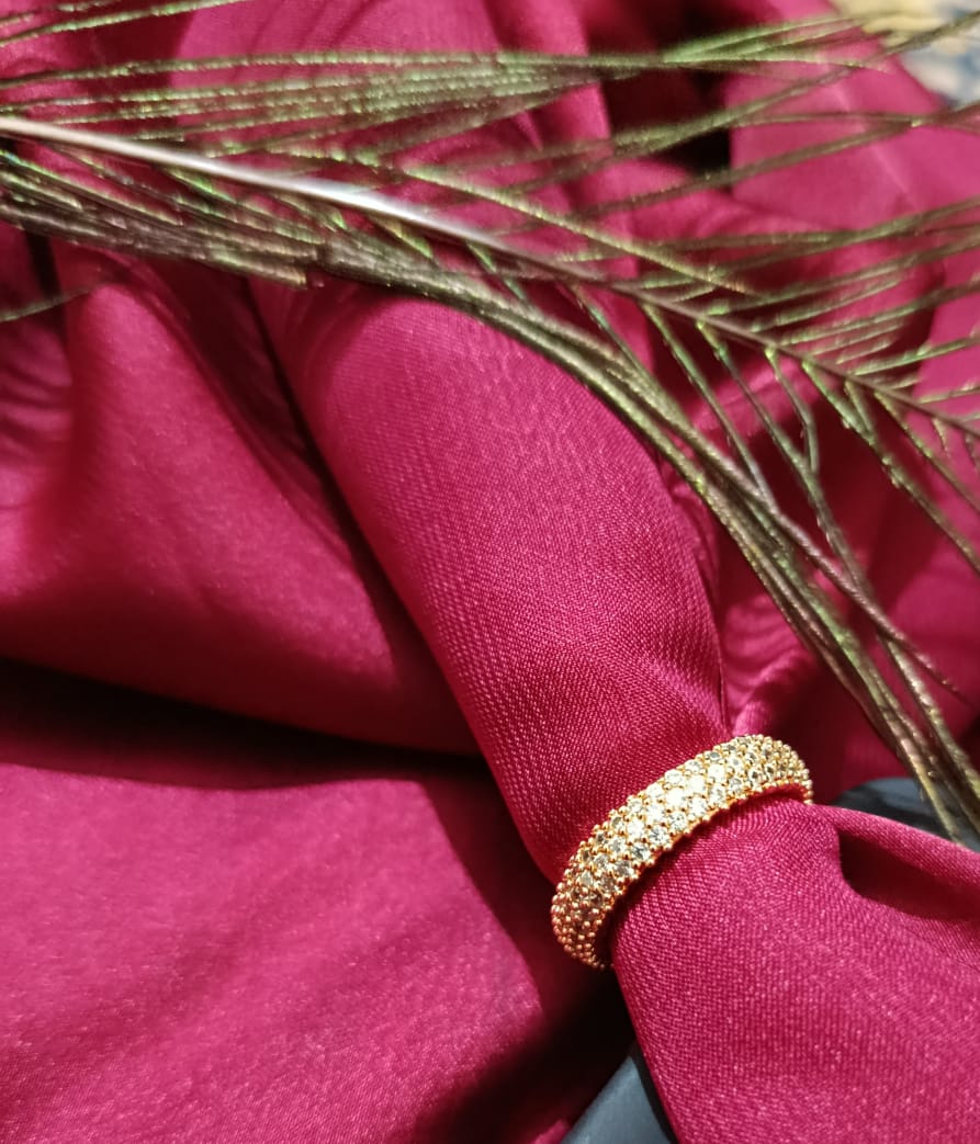 Elegant and Modern Spiral Zirconia Band