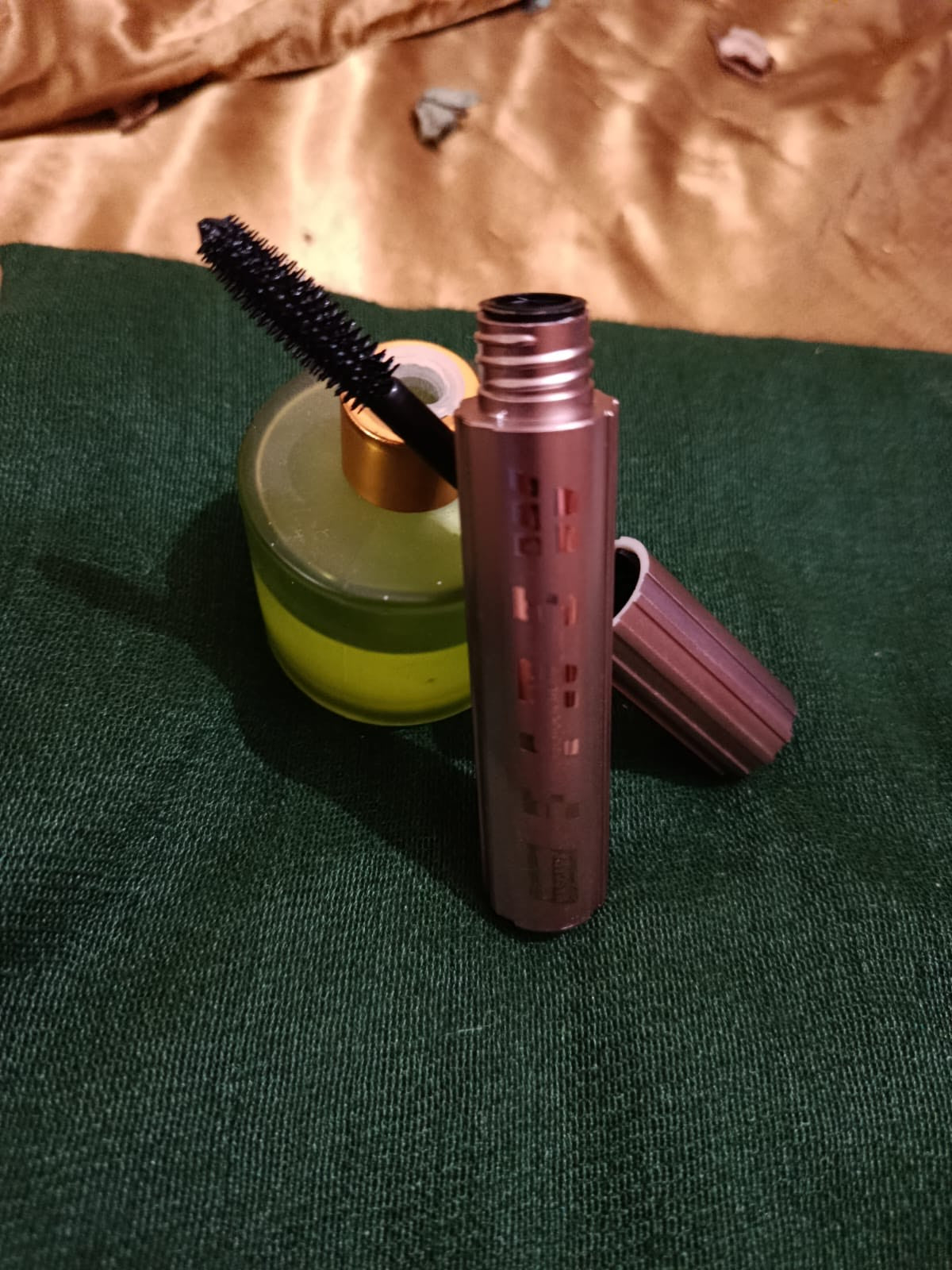 Extreme Volumizing Mascara – Waterproof & Long-Lasting