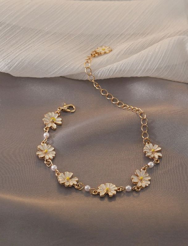 Simple & Elegant Daisy Bracelet – Perfect for Daily Wear