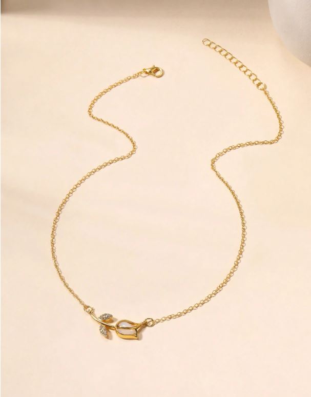 Elegant Flower Charm Necklace – Delicate & Timeless Beauty