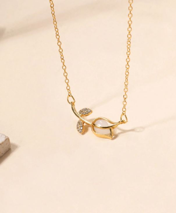 Elegant Flower Charm Necklace – Delicate & Timeless Beauty