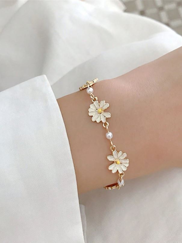 Simple & Elegant Daisy Bracelet – Perfect for Daily Wear