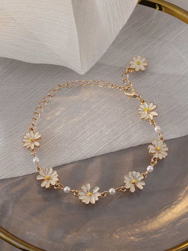 Simple & Elegant Daisy Bracelet – Perfect for Daily Wear