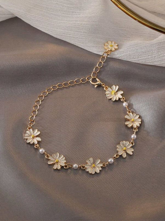Simple & Elegant Daisy Bracelet – Perfect for Daily Wear