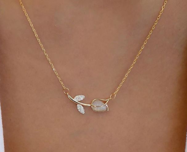 Elegant Flower Charm Necklace – Delicate & Timeless Beauty