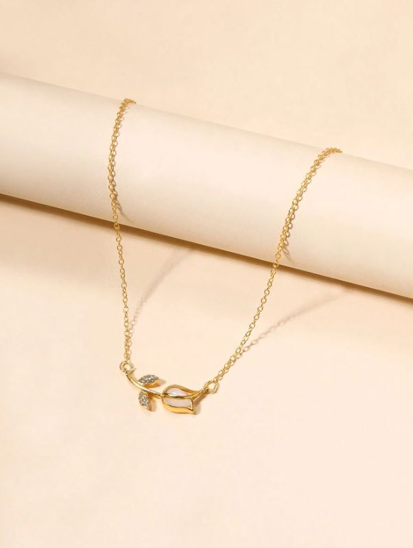 Elegant Flower Charm Necklace – Delicate & Timeless Beauty