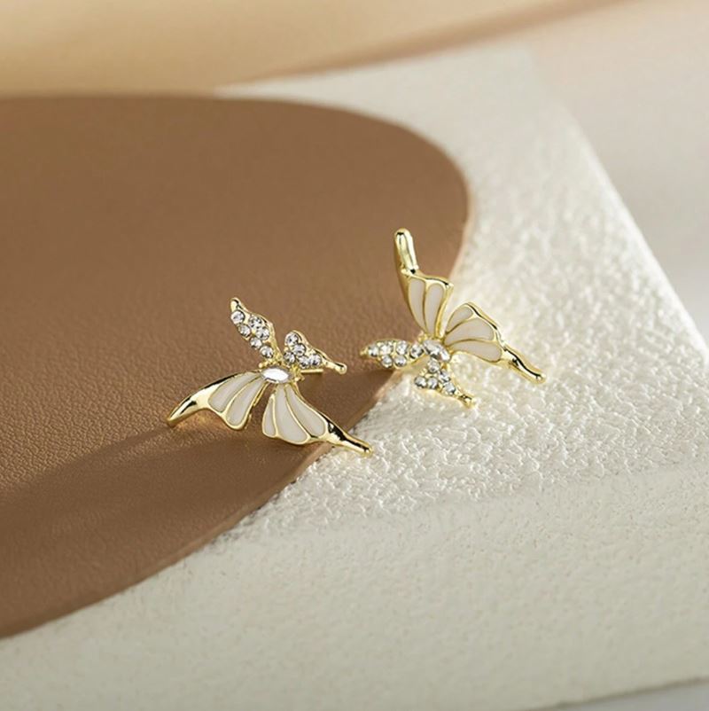 Exquisite Asymmetrical Butterfly Stud Earrings – Light Luxury & Timeless Elegance